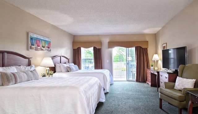 Historic Island Escape! 3 Chic Units w/Pool, Golf & Riverside Lounge Access!