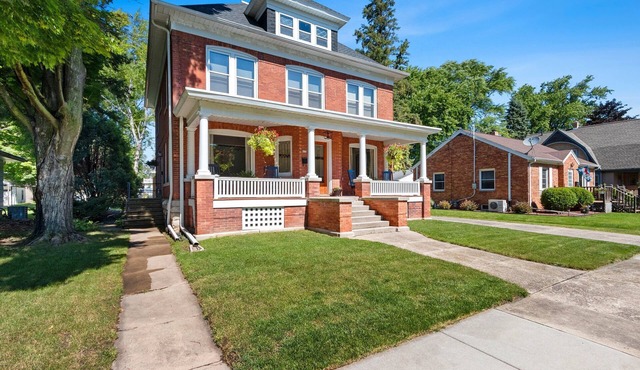 Historic two bedroom 2nd floor unit in a quiet De Pere neighborhood