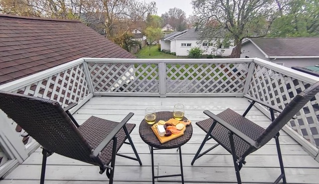 Historic w/deck, king bed & air by Lake Michigan