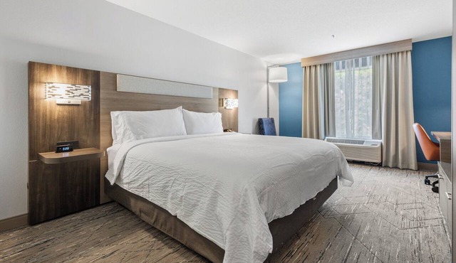 Holiday Inn Express & Suites Starkville by IHG