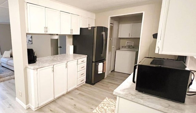 Home w/Master King Suite And Garage in Leo