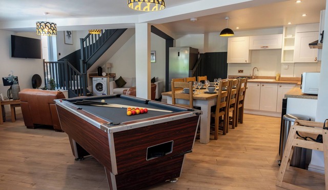 Hosta & Hosta A - Cotswold's 9 Bedroom Cosy Home with Pool Table and Canal Walks in Ebley