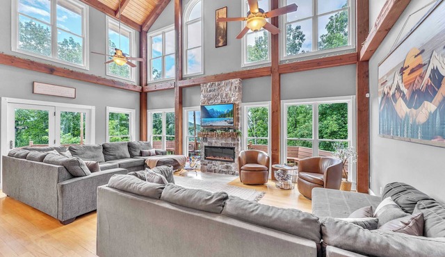 Hot Tub, Theater & Deck - The Retreat at Wildwood!