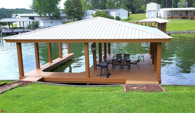 Huge boathouse, screened porch, Firepit, quiet neighborhood, 3/2. Pets friendly