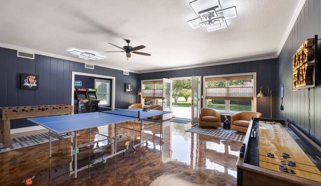 Huge Gameroom, Beautiful Firepit, Pinball Machine