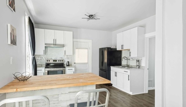 Immaculate Retreat: Modern 3-BR Gem in Lansing Detroit