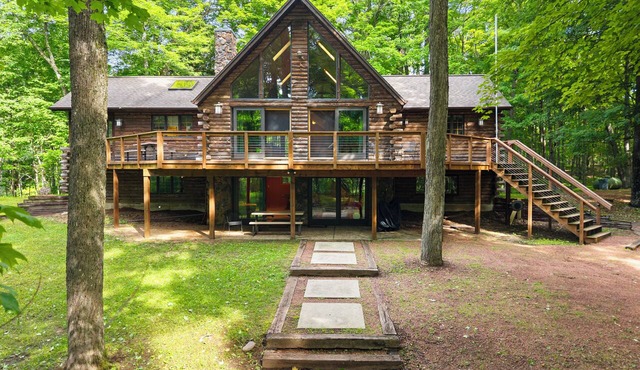 Immaculate Wooded Retreat on the ¼ Mile Pristine Menominee River