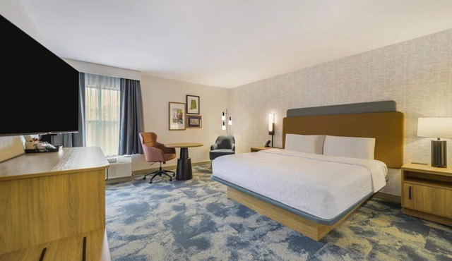 Inviting Room Great for Families & Groups w/Seasonal Pool, Free Parking & Bfast