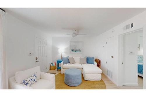 Island Villa Waterway District 2 miles from beach