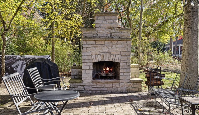 Juniper Presents Awsme Vacay Spot: Firepit, BB Hoop, Games + 2 min. Walk 2 Beach in Michiana
