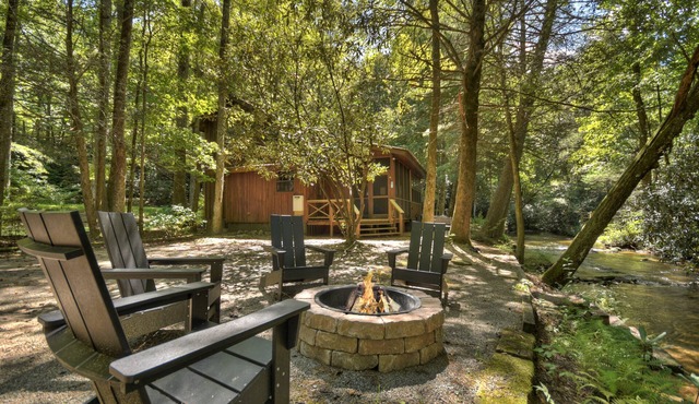 Keeping it Reel -Your pet-friendly creekfront haven, complete with hot tub, firepit, pool table, WiFi, and superb fishing