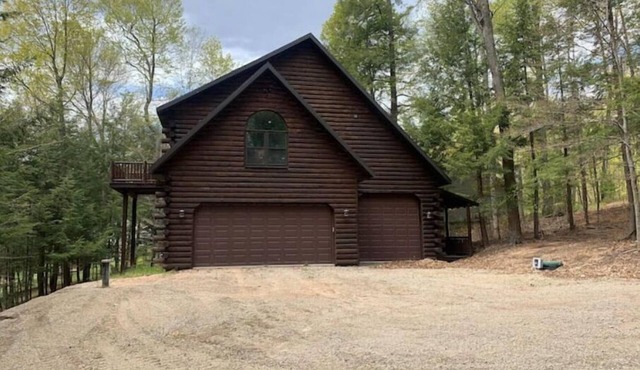 Kelly Lake HideAway-private, lake views, ATV trail Sleeps 8- 4 Beds- 1 Bathroom