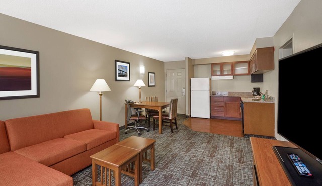 King Suite. Free Breakfast. Outdoor Pool. Gym. Relaxing Retreat! in Memphis