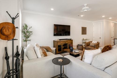 King Suites for Every Couple, Kickoff 3 Mi