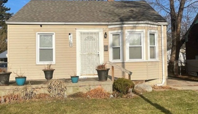 Kingsville Place a 2-bedroom house with AC in Harper Woods