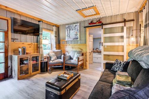 Lake Access & Kayaks: Gladwin Cottage Near Golfing