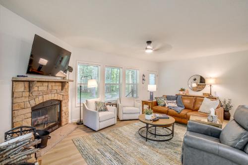 Lake Access, Pools & More: 1 Mi to The Highlands