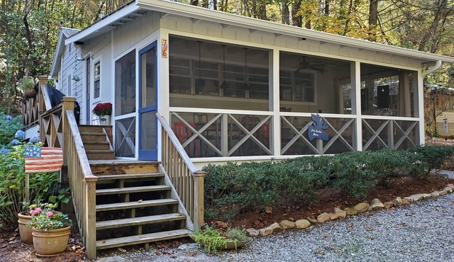 Lake Burton Moose - a cozy cottage near Lake Burton, mountains, hiking and more! in Clarkesville