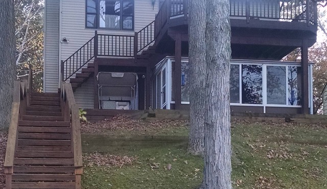 Lake front 3-bedroom house in Hartland