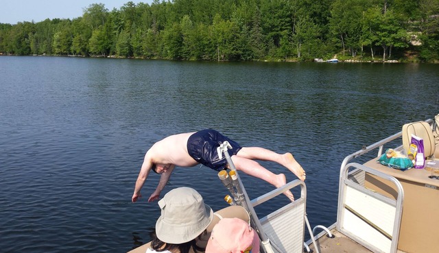 Lake House - Includes 24' Pontoon, Sleeps 12, Great For Families!