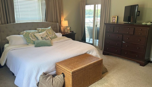 Lake Martin Condo Getaway . Charming 3 bedroom Condo with view of the lake