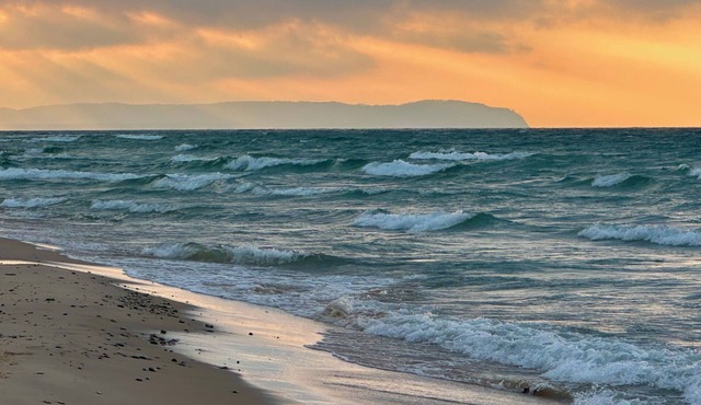 Lake MI Private Beach; fireplace, Sunsets. Close to Fishtown & Sleeping Bear
