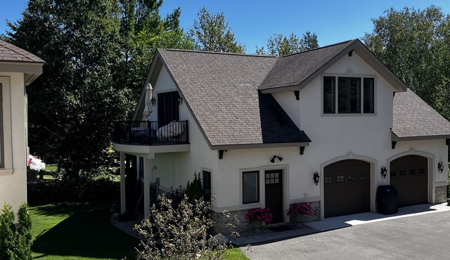 Lake Michigan View-Private Carriage House with Deck, Spacious & Quiet, 2 bedroom