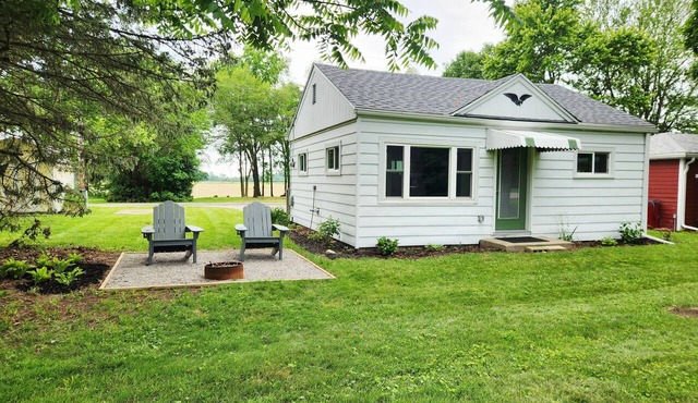 Lake View Cottage for Two with Views of Harrison Lake
