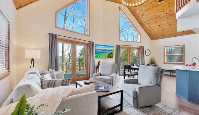 Lake View Fully Stocked Family Retreat - Paddleboards, Firepit, Games, EV outlet