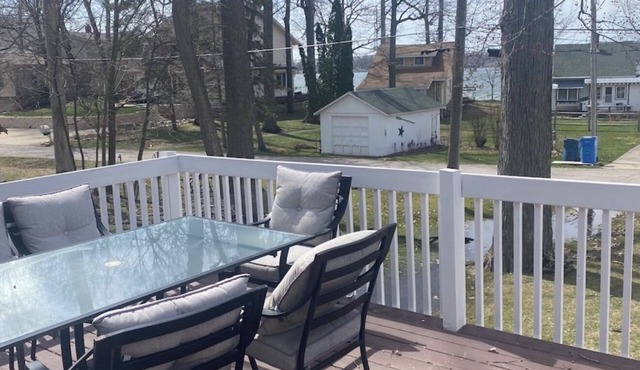 Lake Views from Great Deck, newly remodeled, Family members of all ages