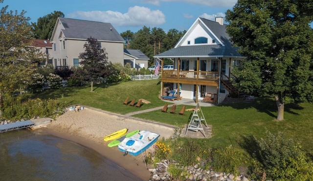 Lakefront | 2 Saunas, Firepit, Kayaks, Dock & Boat