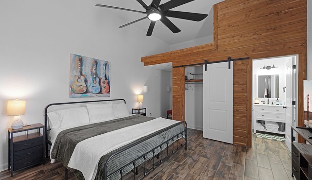 Lakefront Barndominium on 40 Private Acres - Pontoon - Sleeps 10 in Humboldt
