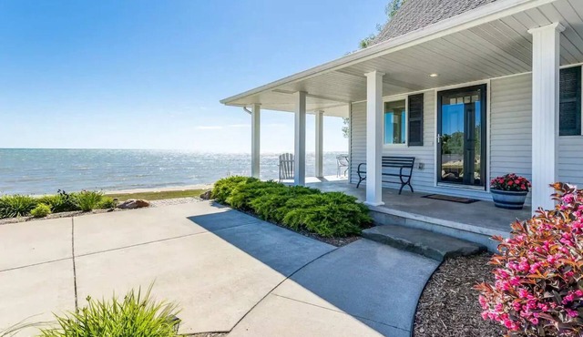 Lakefront Beach House: Serene Getaway