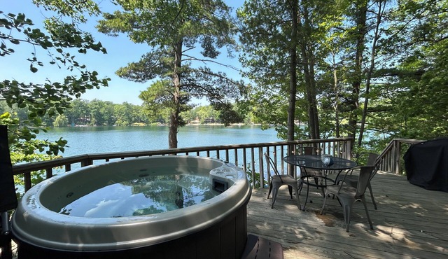 Lakefront Cabin - Hot Tub, Kayaks, Canoe, Pedal boat, Fishing Dock- Pet friendly