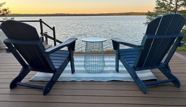 Lakefront cottage, kayaks, fire pit, AC, WiFi, deck, 140ft private frontage. in Honor