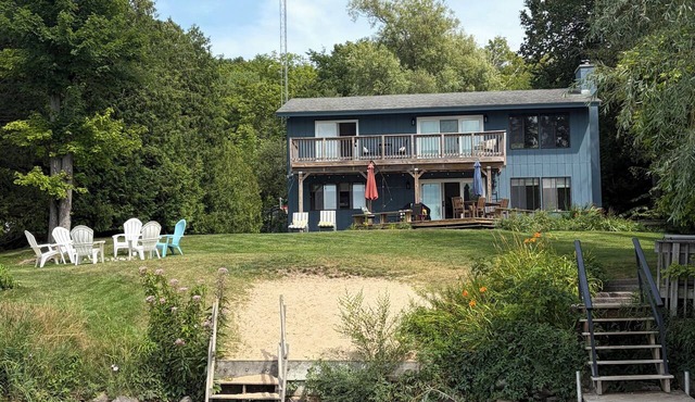 Lakefront Cottage on South Lake Leelanau, Dock, Pontoon Available, Dog Friendly