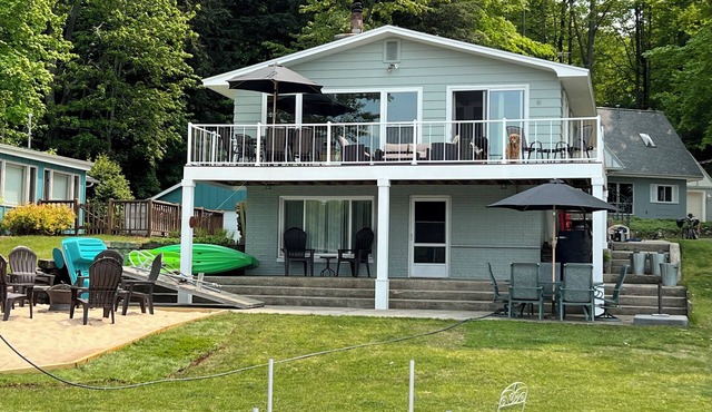 Lakefront Cottage on Beautiful Stony Lake