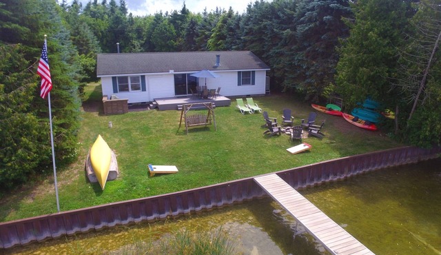 Lakefront cottage on Secluded Upper Herring Lake