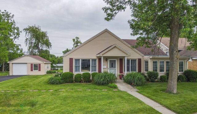 Lakefront Cottage Sleeps 6 in Manteno