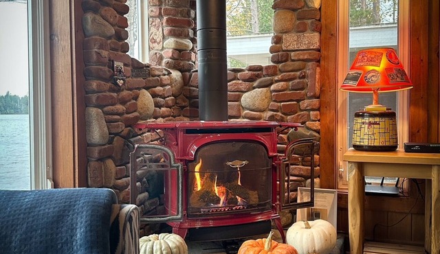 Lakefront/Cozy Cedar Cottage/Fireplace/Firepit/Sauna/Minutes from Marquette!