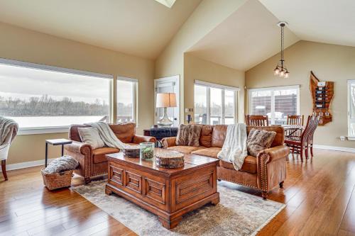 Lakefront Escape w/Deck: 10 Mi to Ann Arbor!