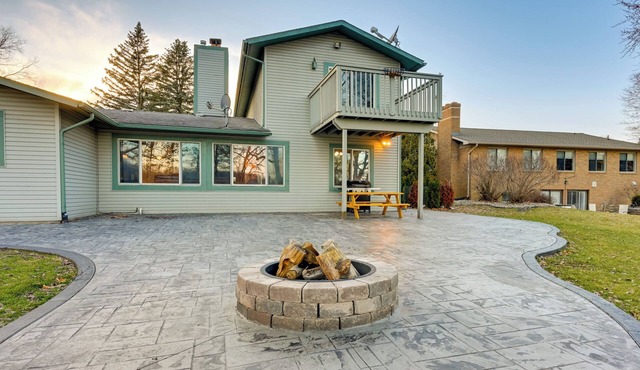 Lakefront Hartland Cottage w/Patio & Fire Pits!