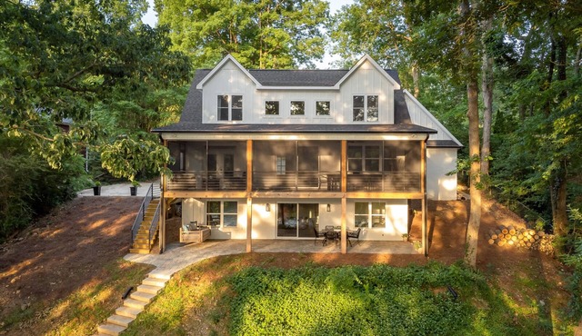 Lakefront home w gorgeous views, screened patio, firepit, dock, putting green