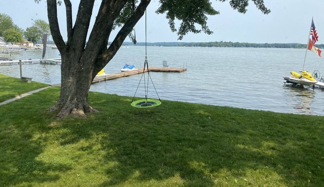 Lakefront home with 3 bedrooms, 2 baths, great for groups up to 10