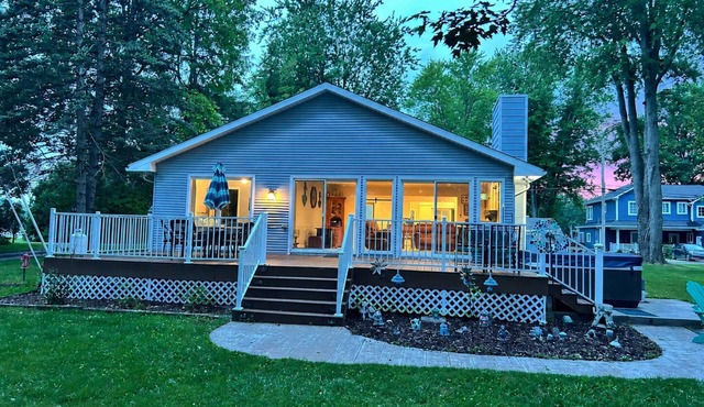 Lakefront House close to Ann Arbor!