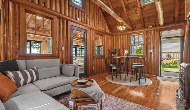 Lakefront Log Cabin-Stunning Lake Views, Kayaks, Steps to Beach & dt Lake City!