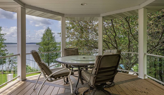 Lakefront Northwoods Winter/Summer Wonderland Updated 3 Bedroom House Sleeps 8