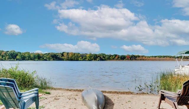Lakefront Orion Twp. Home w/Fire Pit & Kayak!