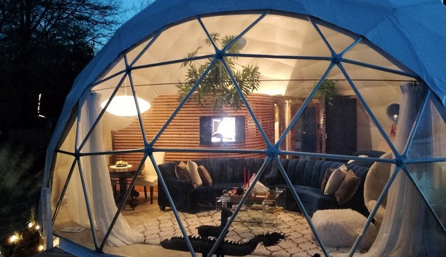 Lakefront romantic getaway with hot tub