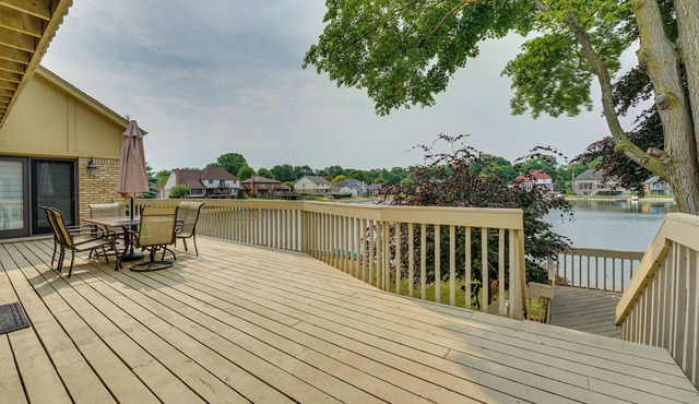 Lakefront Shelby Twp Getaway w/Swim Pond!